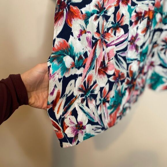 Ella Moss Floral Top with Pockets - Picture 3 of 3